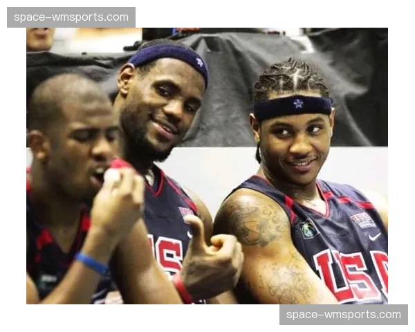 特写:詹姆斯与安东尼在场边拥抱,致敬“香蕉船兄弟”情谊 特写:詹姆斯与安东尼在场边拥抱,致敬“香蕉船兄弟”情谊