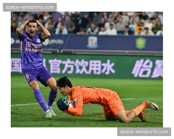 【2026年4月中超联赛·赛中·特写特写瞬间:天津津门虎球员在门线前连续三次封堵射门,引发现场球迷惊呼 【2026年4月中超联赛·赛中·特写特写瞬间:天津津门虎球员在门线前连续三次封堵射门,引发现场球迷惊呼