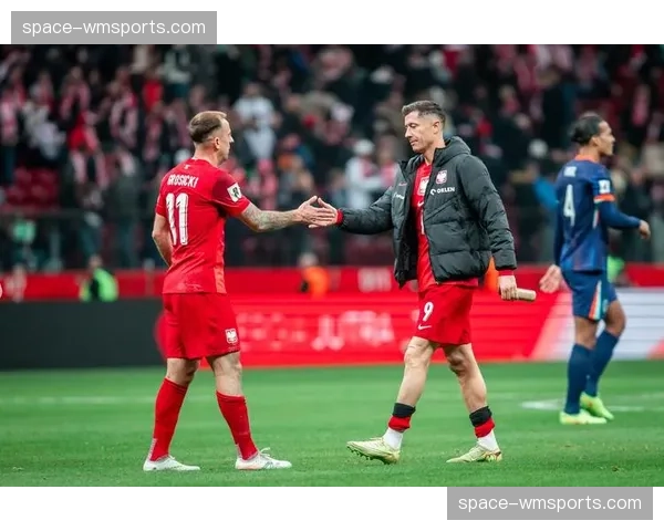 莱万出席赛前发布会，回应近期状态起伏质疑，称将全力帮助球队